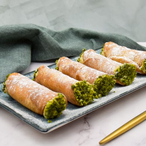 Cannoli met ricotta pistache vulling in pistachenootjes