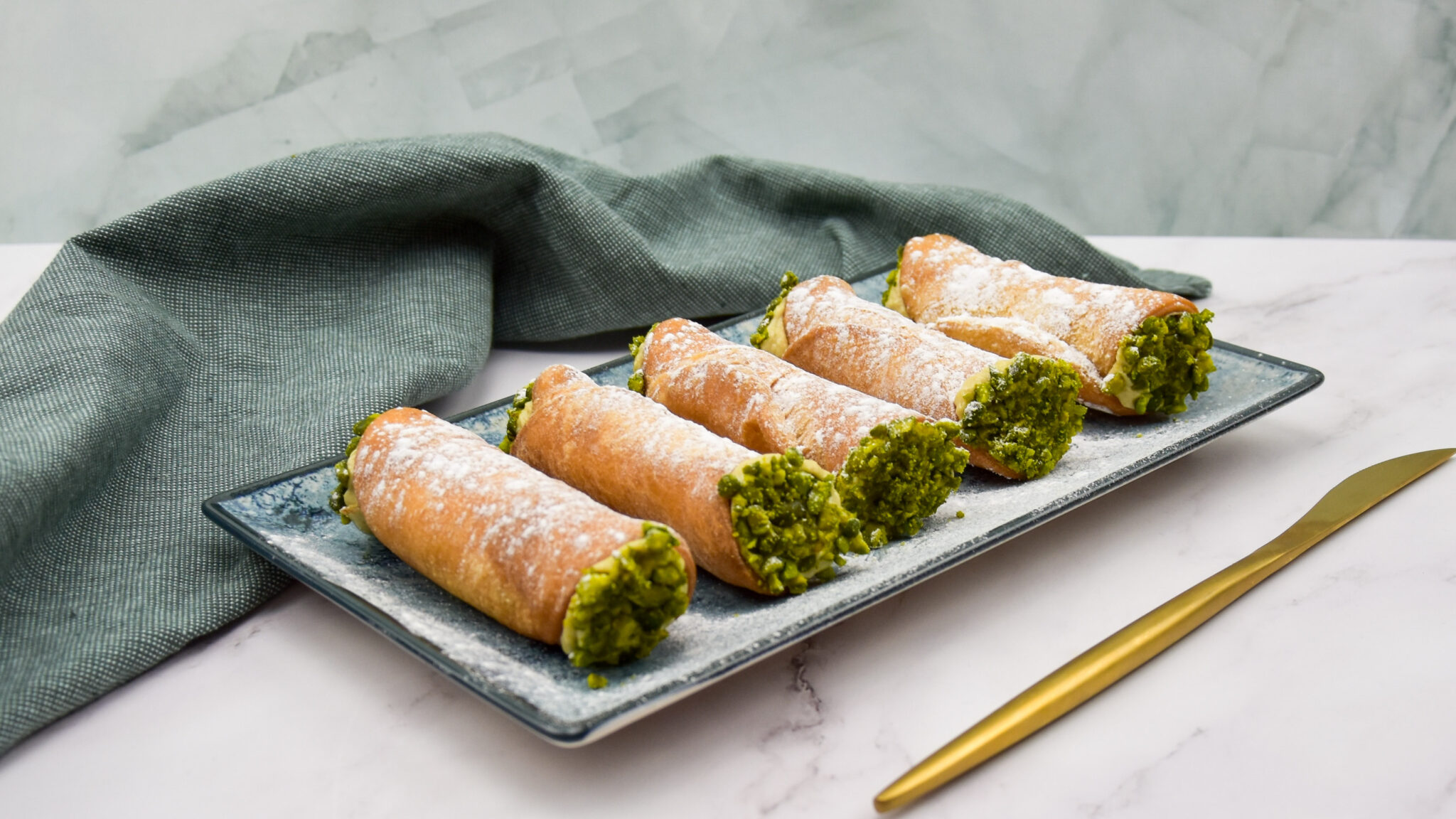 Cannoli met ricotta pistache vulling in pistachenootjes