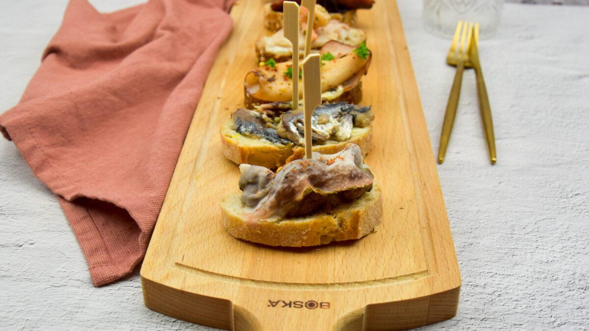 Pintxos met gebakken paddenstoelen en lardo