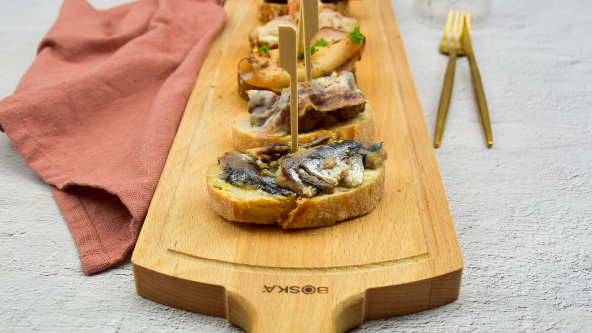 Pintxos met sardientjes en citroen aïoli
