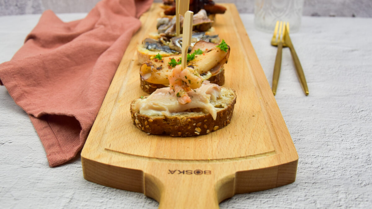 Pintxos met gerookte forel en knoflookgarnalen