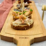 Pintxos met gerookte forel en knoflookgarnalen