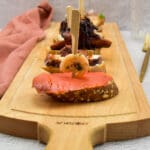 Pintxos met gerookte zalm en gamba's Pintxos met gerookte zalm en knoflookgarnalen