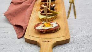 Pintxos met aïoli, chorizo en een gebakken eitje