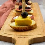 Pintxos met tortilla en zwarte olijven