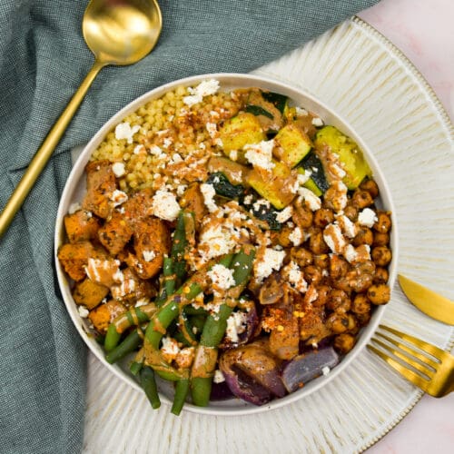 Buddha bowl met zoete aardappel, boontjes, kikkererwten en geroosterde uien