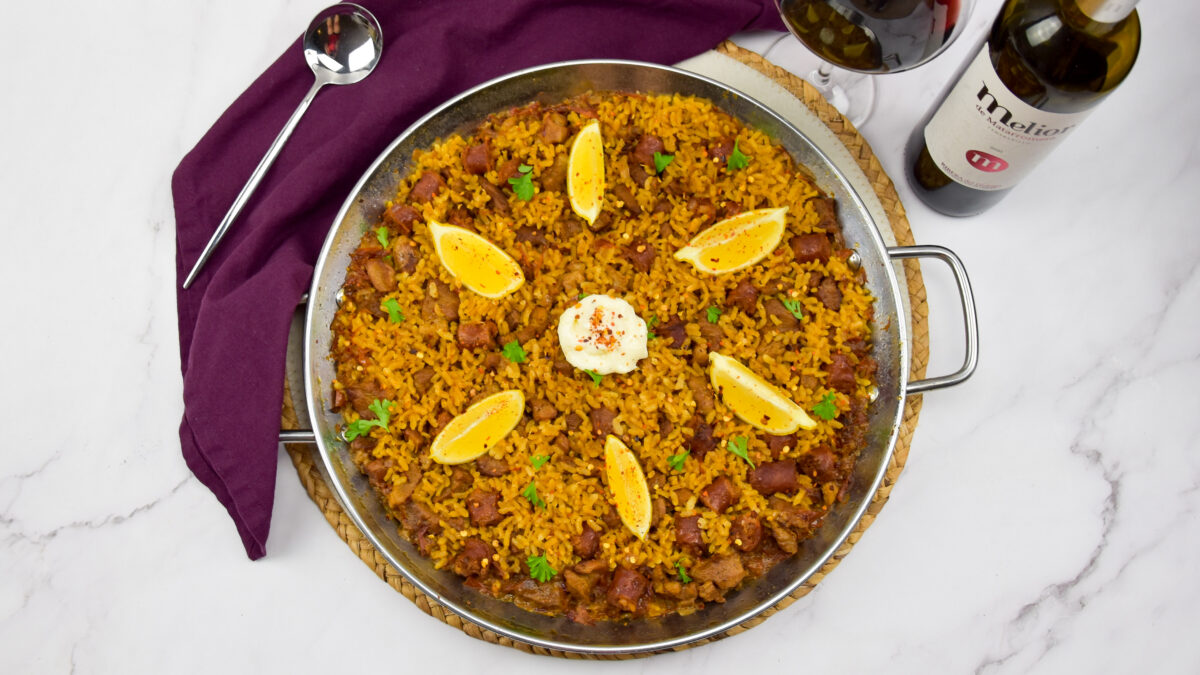 Paella met varkensschouder, bakchorizo en rode wijn