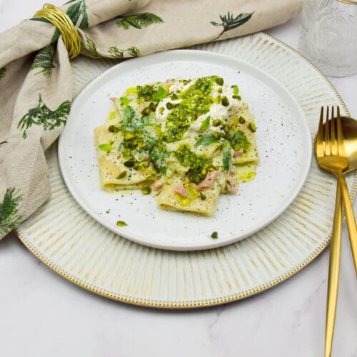 Pasta met mortadella, ricotta, pesto, pistache en burrata