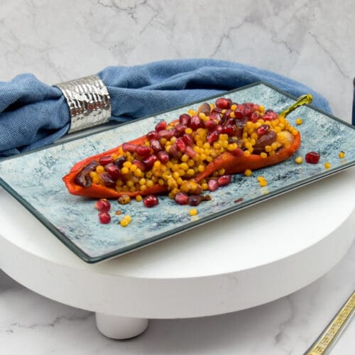 Gevulde puntpaprika's met parelcouscous en halloumi