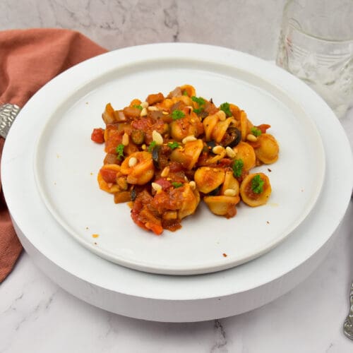 Pasta orecchiette caponata met aubergine en pijnboompitjes