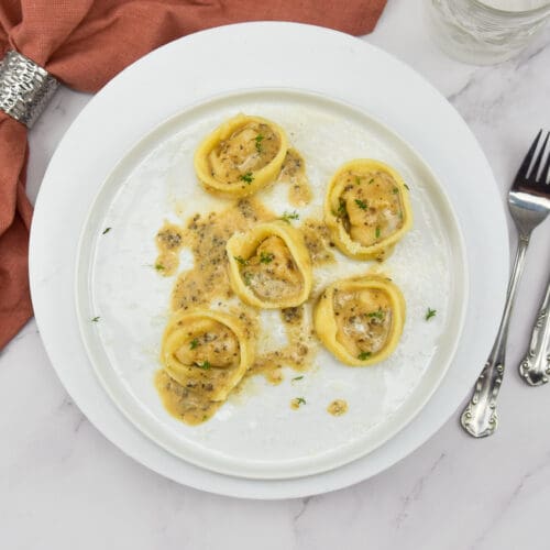 Tortellini met salsiccia en truffelsaus