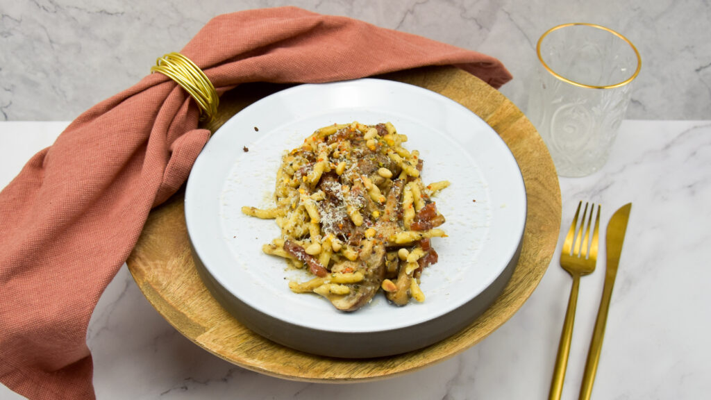 Trofie pasta met guanciale paddenstoelen en truffelsaus