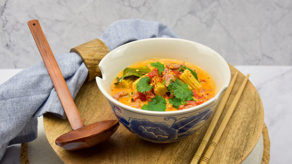 Singaporese laksa met varkensgehakt, rode paprika en babymais