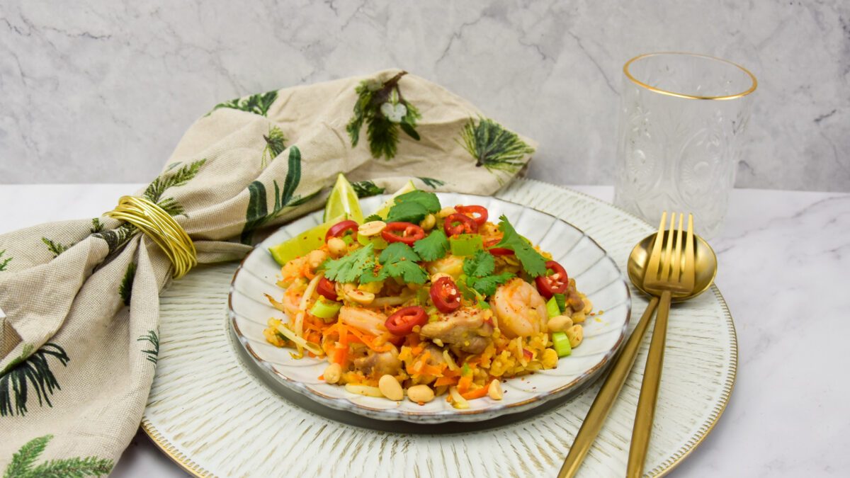Gebakken Thaise rijst Pad Thai stijl met kip en garnalen