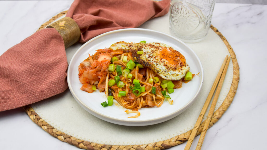 Kimchi noodles met guanciale en een gebakken eitje