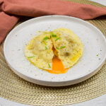 Reuze ravioli met pancetta vulling en een eidooier