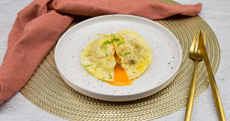 Reuze ravioli met pancetta en een eidooier