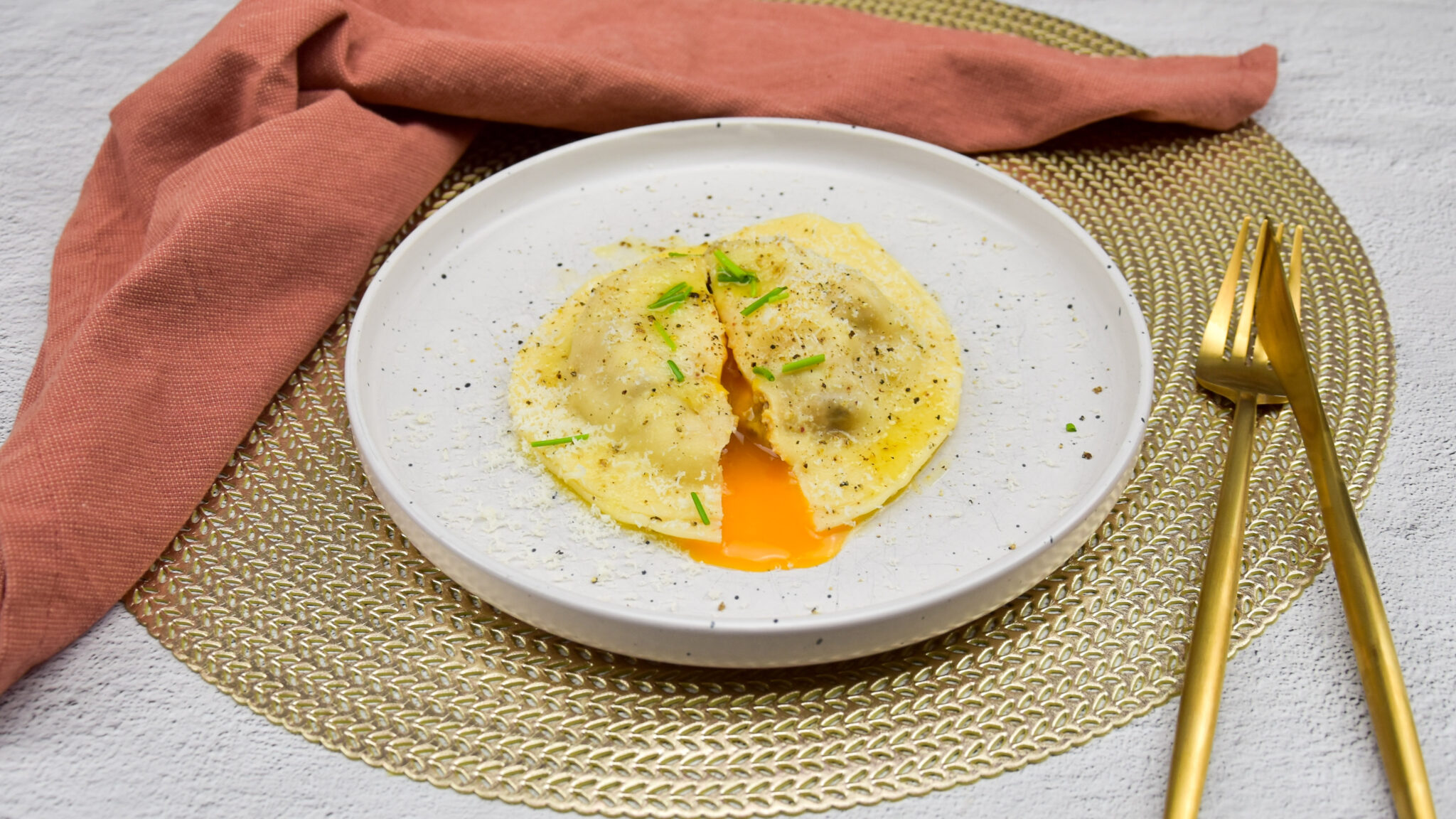 Reuze ravioli met pancetta en een eidooier