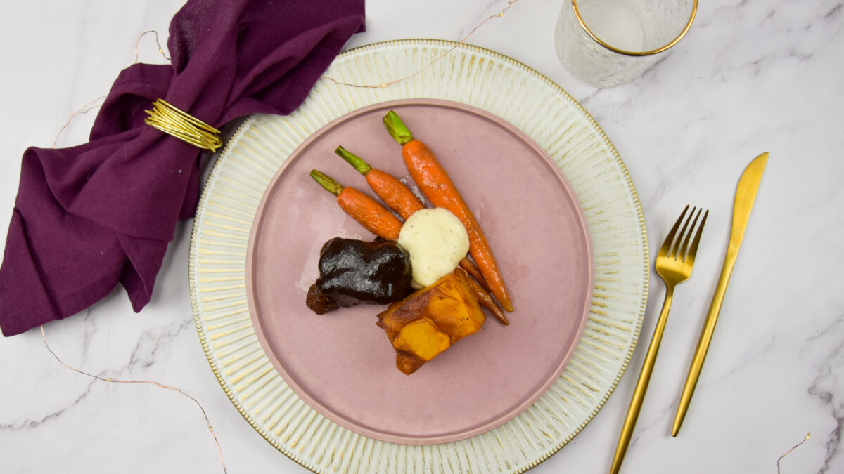 Sous vide sukade met zwarte knoflooksaus, aardappelschuim en '1000' layer potatoes