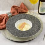 Gebrande langoustine met tomatenconsommé en parmezaanschuim