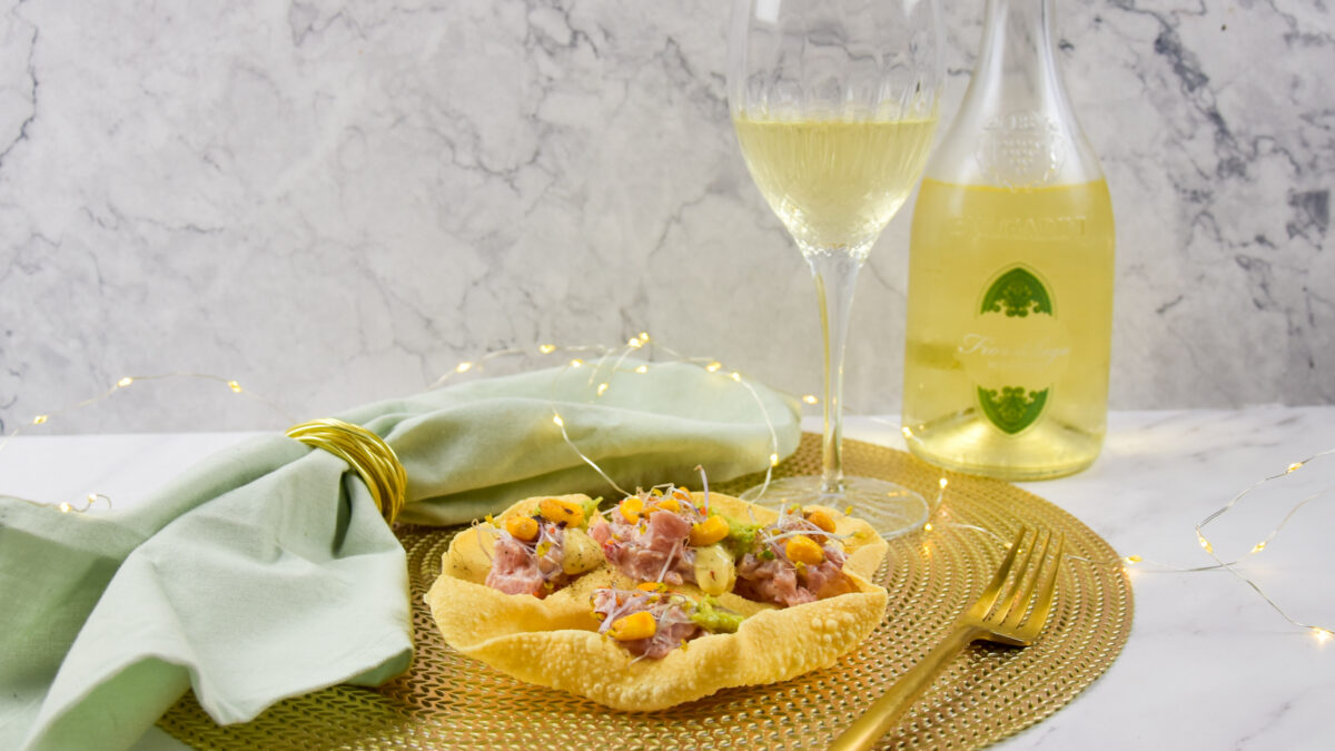 Papadum met tonijn, guacamole en limoenmayonaise