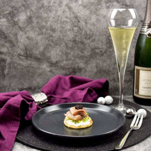 Blini met mascarpone, haring en zwarte knoflookparels