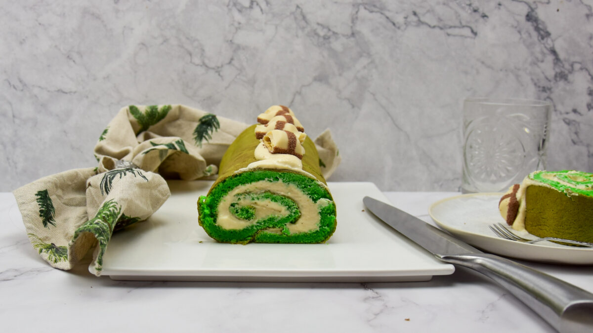 Pandan cakeroll met hazelnootvulling en witte bueno