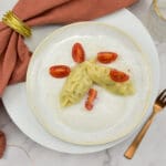 Gevulde aardappelpasta met tomatenschuim Pasta gevuld met aardappel, met tomatenschuim