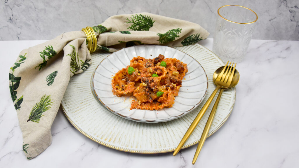 Pasta met guanciale en geroosterde paprika pesto