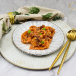 Pasta met guanciale en geroosterde paprika pesto