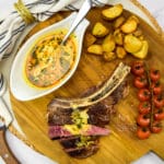 Côte de Boeuf met café de Paris saus Côte de Boeuf met Café de Paris saus, geroosterde aardappeltjes en geroosterde tomaatjes