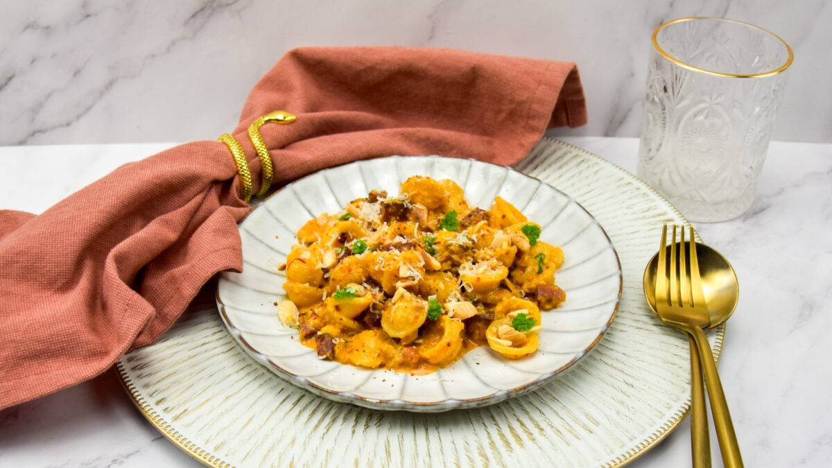 Pasta met chorizo, saffraan en amandelen