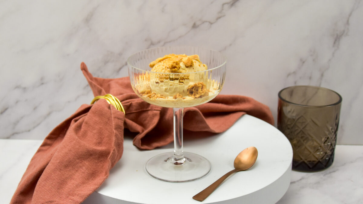 Amaretto ijs met amaretti koekjes en amandelen