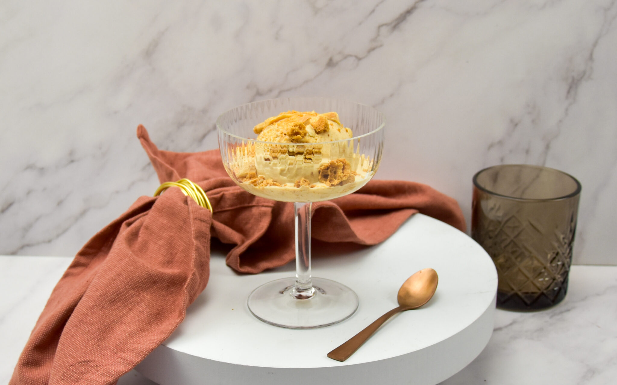 Amaretto ijs met amaretti koekjes en amandelen