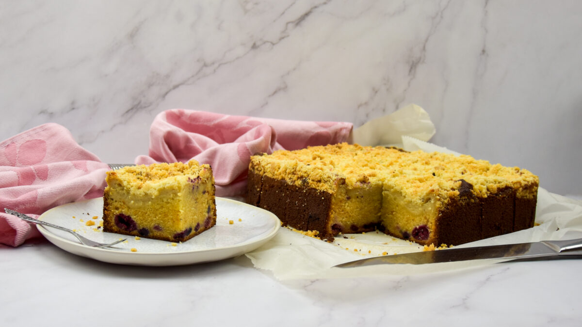 Rood fruit plaatcake met banketbakkersroom en crumble