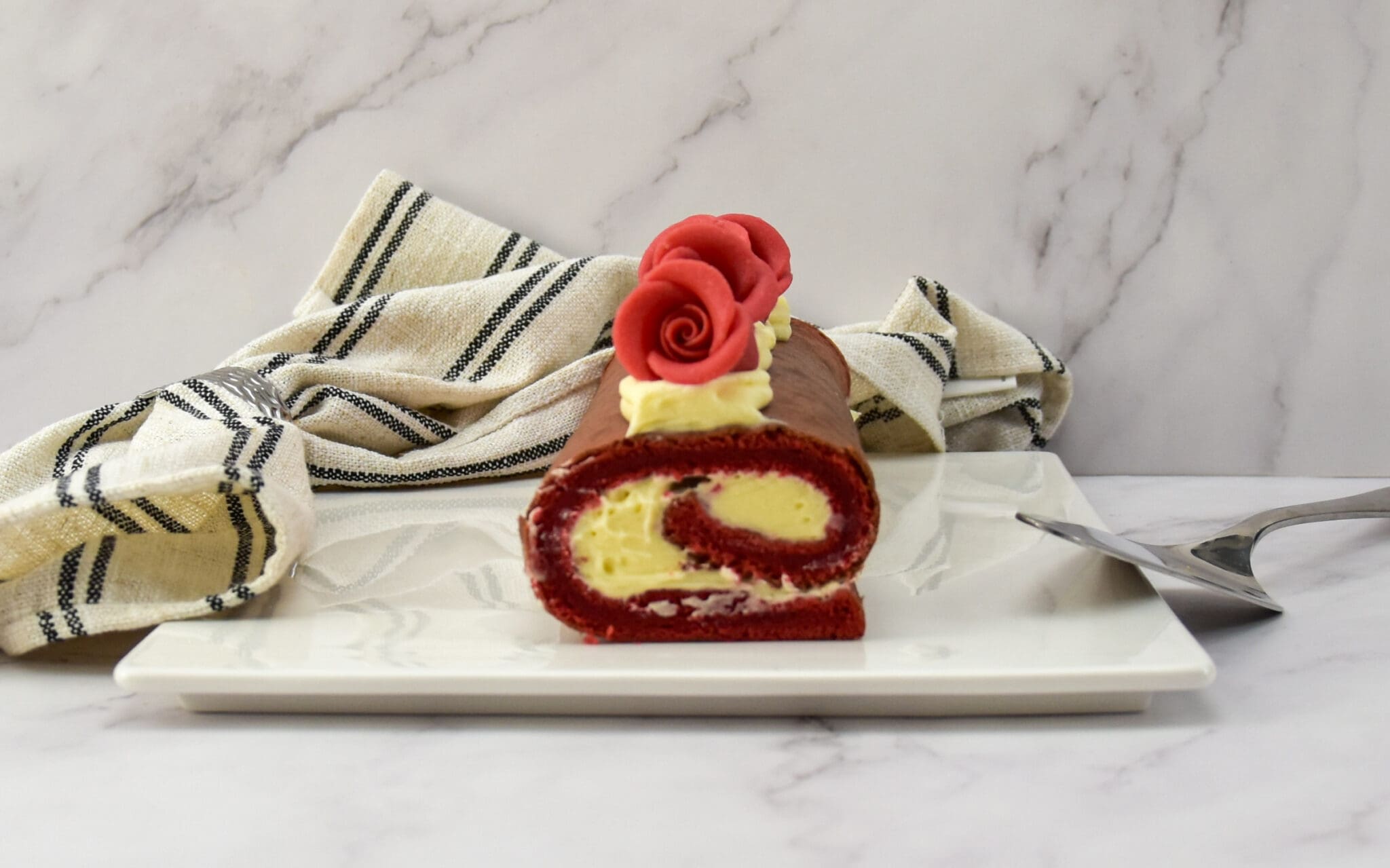 Red velvet cakerol met monchou vulling