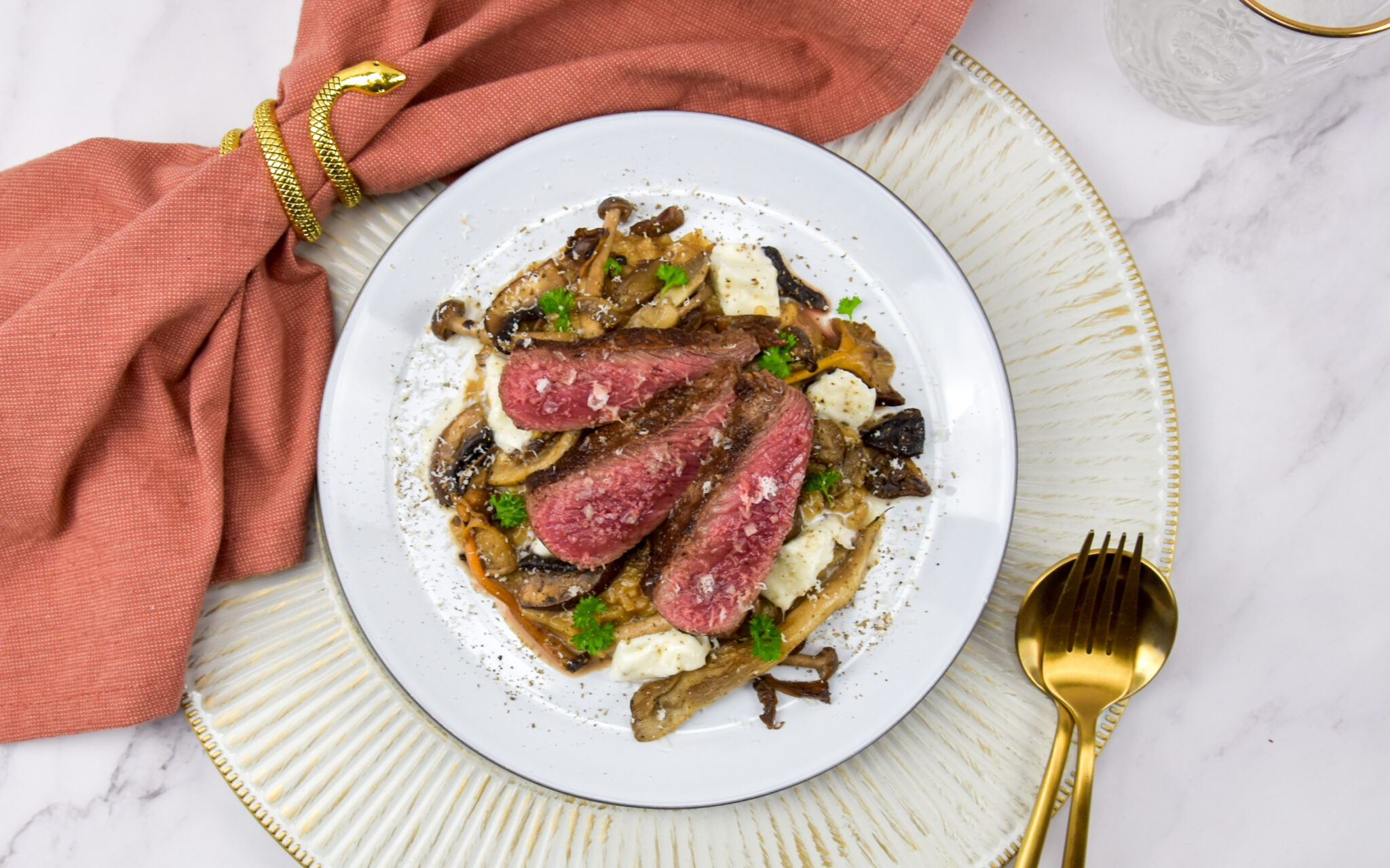 Risotto met paddenstoelen en flat iron steak