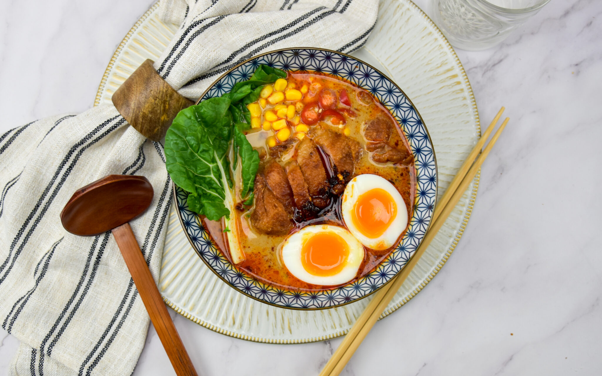 Ramen noodle soep met eend en zwarte knoflook