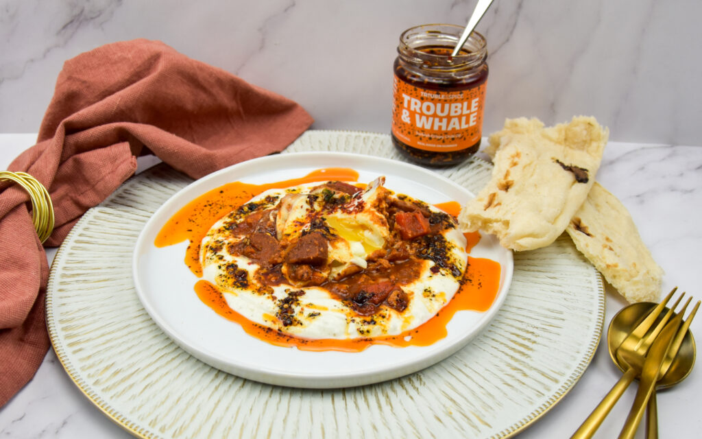 Çilbir Shakshuka met sucuk en Turkse crispy chili oil