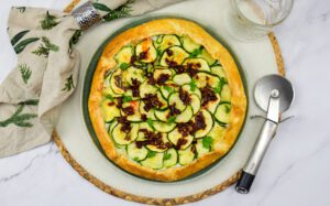 Courgette galette met crispy chili oil