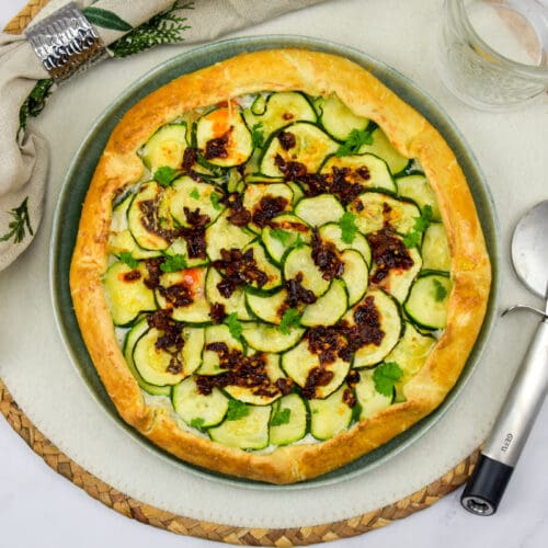 Courgette galette met crispy chili oil