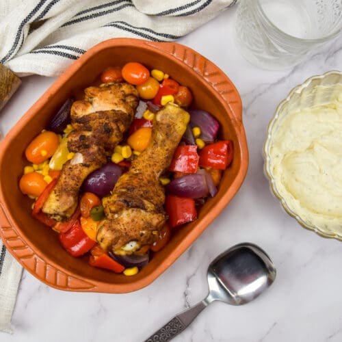 Cajun kip traybake met crème fraîche dip