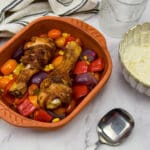 Cajun kip traybake met crème fraîche dip