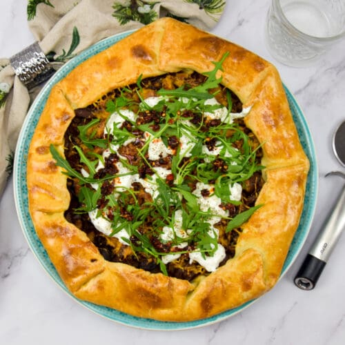 Paddenstoelen galette met cheddar en crispy chili oil