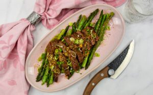 Koreaanse kalbi rib eye steak met groene asperges