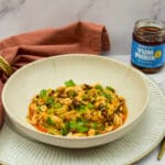Rode curry udon noodles met crispy chili oil Rode curry udon noodles met Thaise crispy chili oil