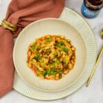 Rode curry udon noodles met Thaise crispy chili oil