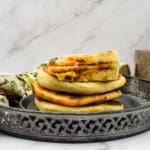 Gevulde pita kaas met crispy chili oil Pita kaas met crispy chili oil