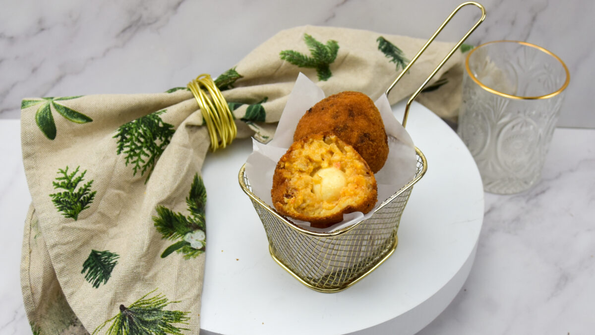 Arancini met burrata en crispy chili oil