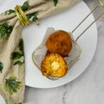 Arancini met burrata en crispy chili oil